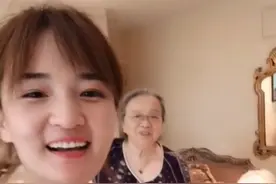 84岁容嬷嬷近照精神好，孙女和奶奶像复制粘贴，身上名牌抢镜图片