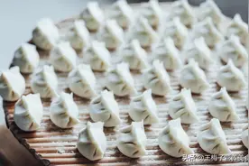煮冻饺子，用开水还是凉水下锅？正确方法来了，饺子不露馅不破皮图片