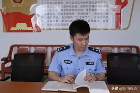 建党百年讲好警察故事丨河南省洛阳市偃师区 郭向科：推迟婚礼坚持工作的拄拐准新郎图片