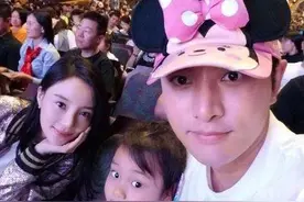 复合了？李小璐穿白T恤配黄裤子见贾乃亮，甜馨一身粉红好可爱图片