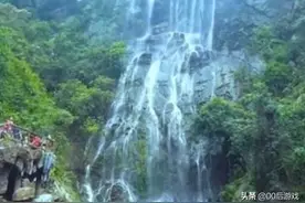 中国又一玻璃桥火了！一踩竟然会突然“破裂”，万丈深渊吓哭游客图片