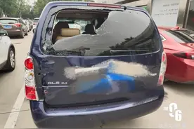 车辆送去4S店修理，取车时车内地板却有厚厚一层水图片