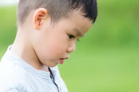 孩子摸私处、夹腿、蹭被子，这几个小细节，父母千万别忽视图片