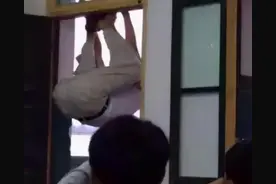 学生抓拍老师“销魂动作”，角度太清奇，看完让人捧腹大笑图片