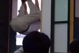 学生抓拍老师“销魂动作”，角度太清奇，看完让人捧腹大笑图片