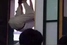 学生抓拍老师“销魂动作”，角度太清奇，看完让人捧腹大笑图片
