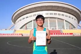 火了！跑在运动员前面的摄像真的有图片