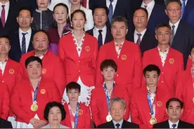 最萌身高差！1米43全红婵同框1米98朱婷，人群中仿佛一凸字一凹字图片