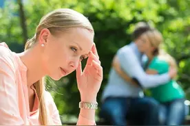 一中年女士同时爱着2个男人，是真感情还是贪欲？图片