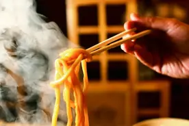疯狂的拉面：红杉、高瓴下注，朱啸虎称能开万家门店，创业者想做千亿公司图片