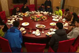 老梁：饭桌上提前走，千万别跟一桌人一一道别图片