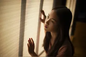 故事：慈祥老婆婆竟是人贩，女子上当受骗被拐进深山老林生孩子图片