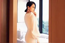 胡杏儿晒产后俩月工作照，身材恢复完美，教你产后如何快速恢复图片