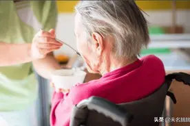 如何照顾患老年痴呆症的老人用餐图片