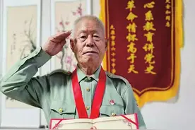 讲党史 出板报 热心公益 九旬“军爷爷”生活倍儿精彩图片