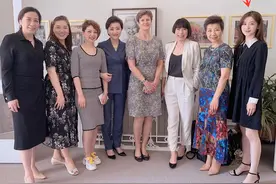 章泽天出席上流聚会，为何合影只能站边缘？细扒身边人大佬云集图片