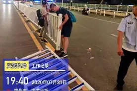 风吹倒赣州一处护栏，他们在雨中扶起“一片天”！图片