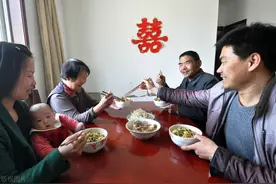 公公66岁，婆婆62岁，他俩都这把岁数了还经常撒狗粮图片