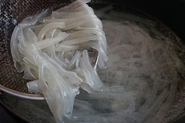 快入夏了，凉拌菜吃起来，教你凉皮更好吃的做法，吃一次念念不忘