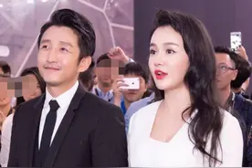 邹市明机场撒狗粮，冉莹颖蜂腰翘臀身材太傲人，却因衣品遭吐槽？图片