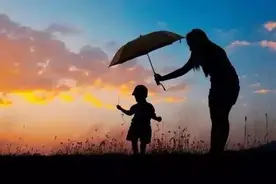 下雨了，你为孩子送伞了吗？图片