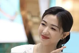 万茜无修照片显老态，但是身穿镂空裙装，身材窈窕气质也挺好图片