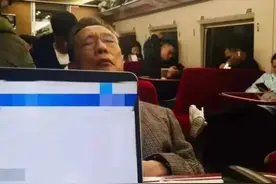 74岁老戏骨王学圻遭嘲讽，还原钟南山被批演技不到位，没代入感图片