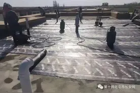 《我为群众办实事》 军垦街道屋顶防渗修复为居民生活撑起一把伞图片