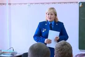 俄罗斯的女性检察官，身材微胖，2枚奖章为她增色不少图片