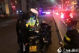 贵阳花果园一摩托车“炸街”撒欢被交警逮个正着图片