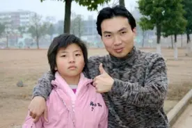 15年前那位感动中国、带妹上大专的洪战辉，名校毕业后现状咋样图片