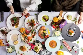 已婚少妇深夜和两男子吃夜宵，被丈夫一掌拍晕！你怎么看？图片