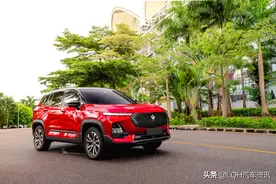 来自国产的豪华RS5，双色设计配1.5T引擎，仅9.78w车内可全声控图片