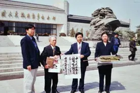 2006年，侵华老兵来中国谢罪，一个学生的质问，让他说不出话图片