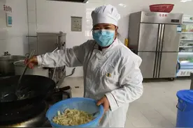 江西大姐路边捡到800元 随后做出这样的决定…图片