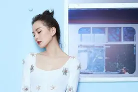 别再扎高马尾了！扎久了会导致发际线上移，它才是你们的救星！图片
