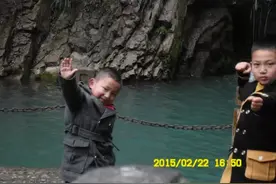 两个男宝的成长足迹，猜猜看最后一张是大宝还是小宝？图片