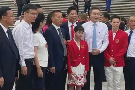 抱抱全红婵，领导也追星！全红婵人气火爆超乎想象，别人都是陪衬图片