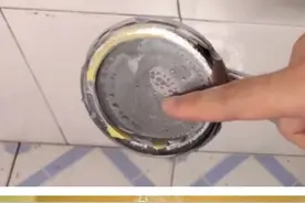 牙膏涂在淋浴喷头上，真是厉害了，解决一家人的大难题，看完试试图片