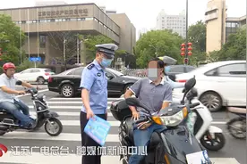 骑电动车不戴头盔最高罚50元！南京交警半日开出513张罚单图片