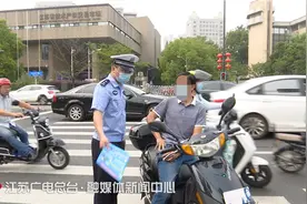 骑电动车不戴头盔最高罚50元！南京交警半日开出513张罚单图片