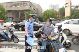 骑电动车不戴头盔最高罚50元！南京交警半日开出513张罚单图片