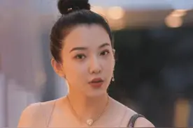 小姐姐嫌热穿"睡裙"出门，后背靠两根绳系着，真担心绳子会断掉图片