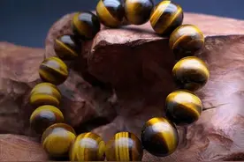 手镯或手串应该“戴左手”还是“戴右手”呢？图片