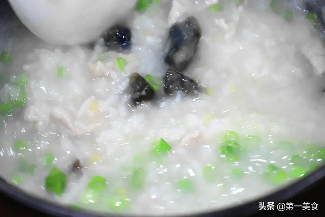 熬皮蛋瘦肉粥，直接放米煮就毁了！这才是正确的做法，香糯又养胃