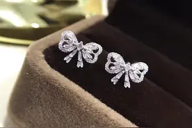 珠宝欣赏---T方钻镂空蝴蝶耳钉图片