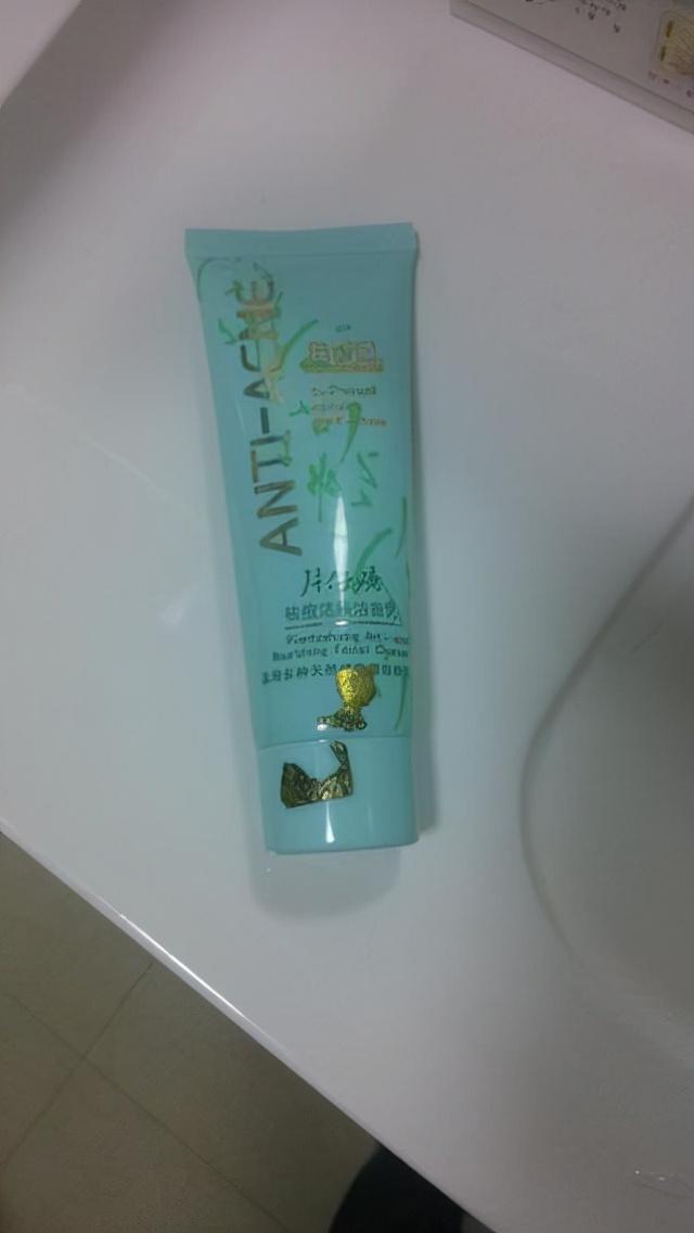 这些洗面奶入清洁肌肤，从而达到水油平衡，有效减少黑头粉刺滋生