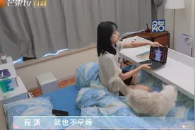程潇的家小又朴素和猫同睡一床，还养着蟑螂，亲自为蜥蜴接生宝宝图片