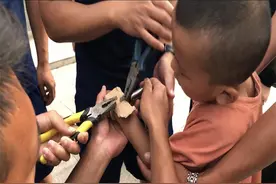 男童玩手铐不慎“自缚”，消防员热血解救图片