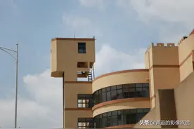 实拍：建筑界的“大头娃娃”？南宁街头再现奇葩建筑图片
